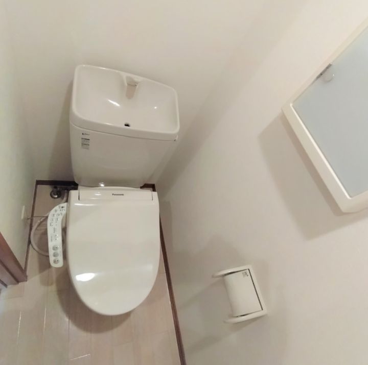 トイレ　別号室参考写真です。