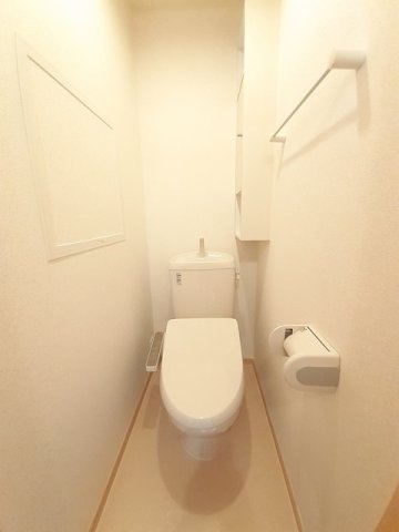 トイレ　落ち着いた色調のトイレです