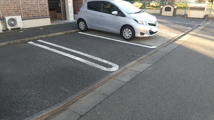 駐車場　敷地内に駐車場ございます。