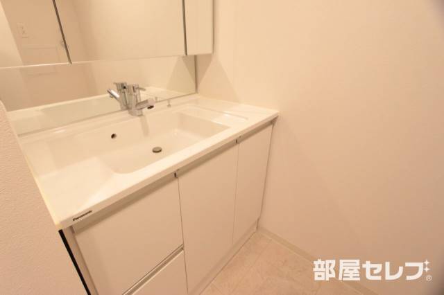 洗面設備　洗面台にも収納があります