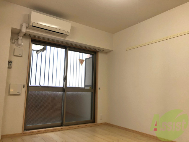 居室・リビング　角部屋で８帖の洋室です。落ち着いた雰囲気のある洋室ですね。