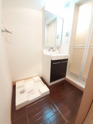 洗面設備　明るい洗面所です