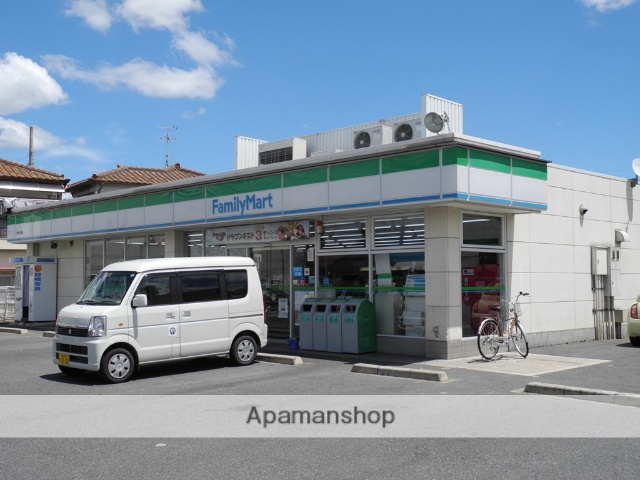 コンビニ　ファミリーマート（コンビニ）まで1825m