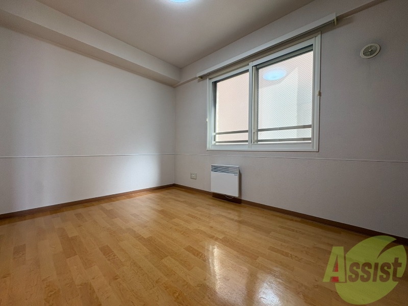 その他部屋・スペース　寝室はこちらです。光が差し込む、温かみのあるお部屋です。