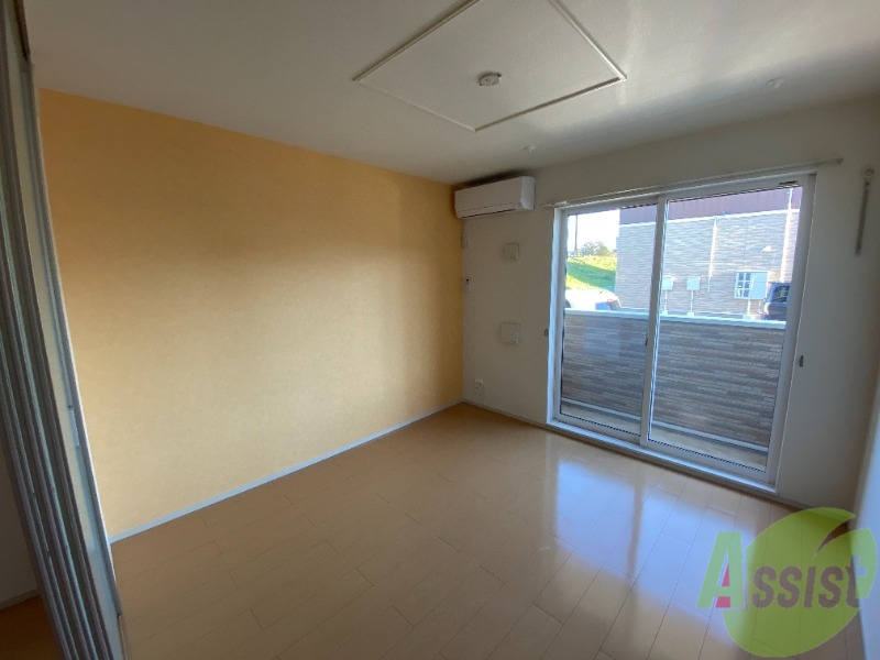 居室・リビング　約６帖の洋室です。生活のメインとなる部屋ですね。