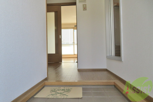 玄関　玄関入って正面がリビングになります。