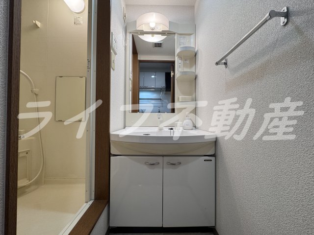 洗面設備　独立洗面台、朝の身支度には欠かせません