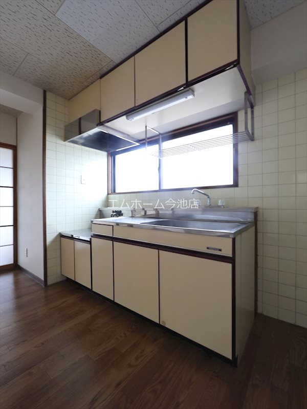 キッチン　キッチン（ガス２口コンロ設置可）収納スペース充実