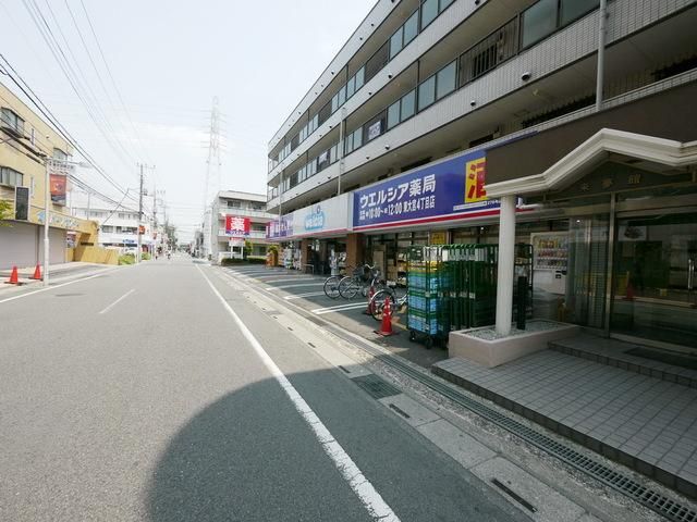 ドラックストア　ウエルシア薬局東大宮4丁目店（ドラッグストア）まで184m