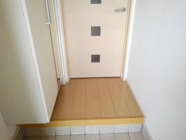 玄関　トールタイプのシューズボックス付き玄関です