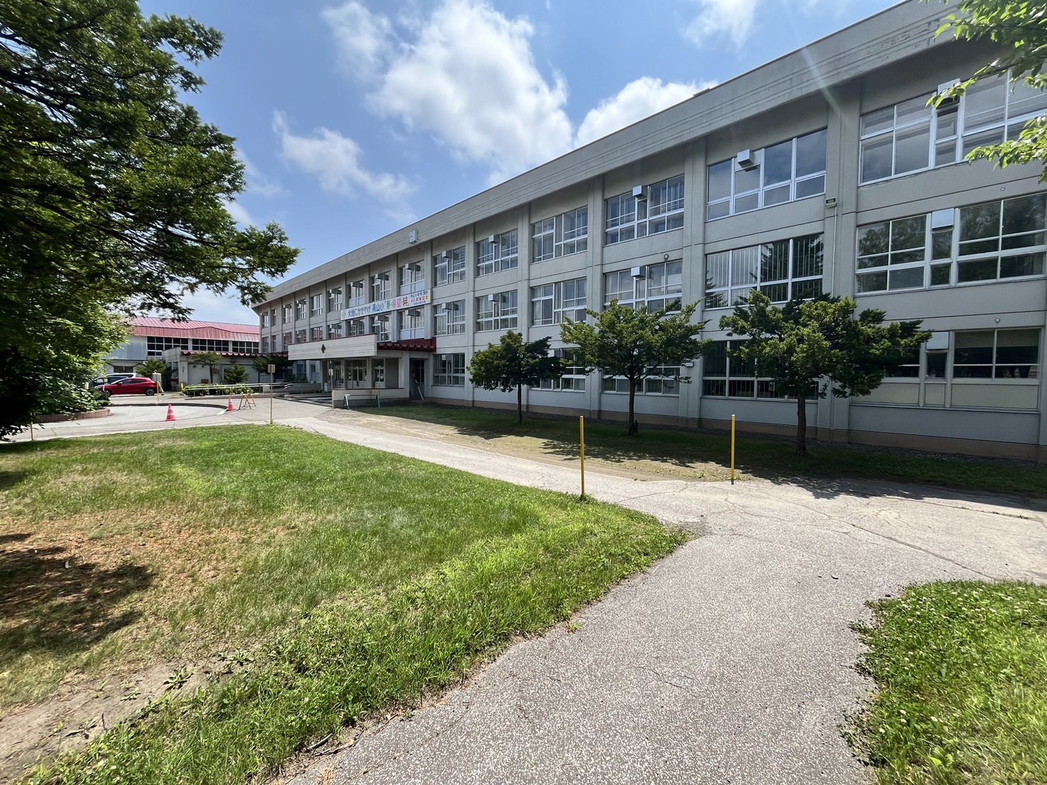 小学校　北見市立美山小学校（小学校）まで502m