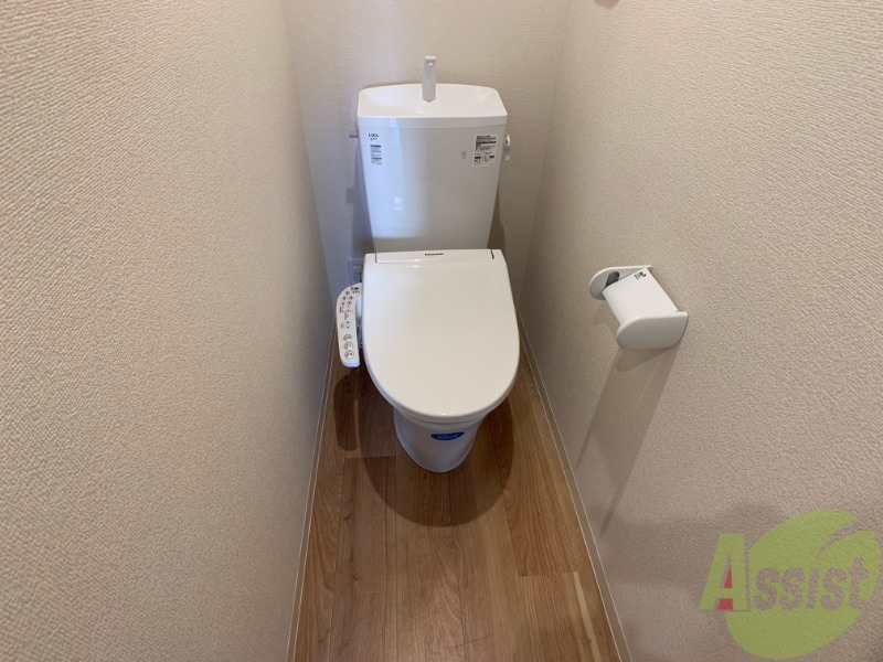 トイレ　トイレになります。温水洗浄便座なので快適に使えそうですね！