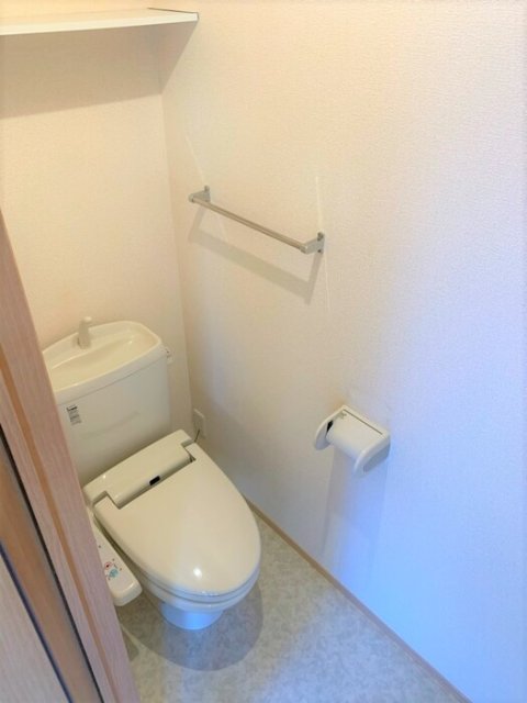 トイレ　同物件別号室の写真です。