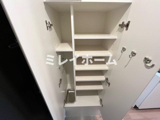 玄関　同建物内、別のお部屋の参考写真になります。