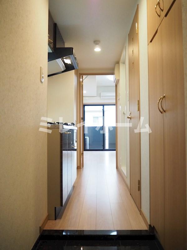 玄関　同建物内、別のお部屋の参考写真になります。