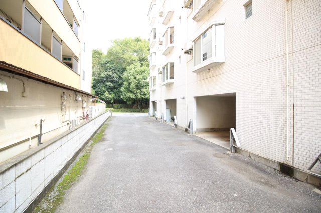 駐車場　屋根付駐車場