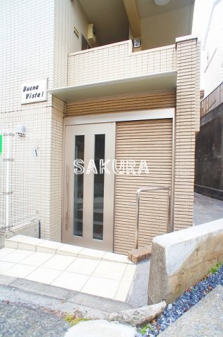 エントランス　重厚感のある建物デザイン♪