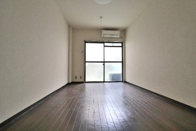居室・リビング　フローリングのお部屋でくつろぎの休日を