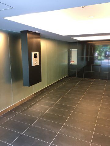 エントランス　落ち着いたエントランスです