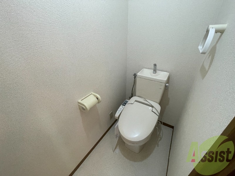 トイレ　温水洗浄便座なので快適に使用できそうですね。
