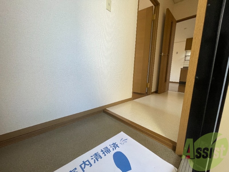 玄関　玄関からの様子です。すぐ部屋が見えないのは安心ですね。