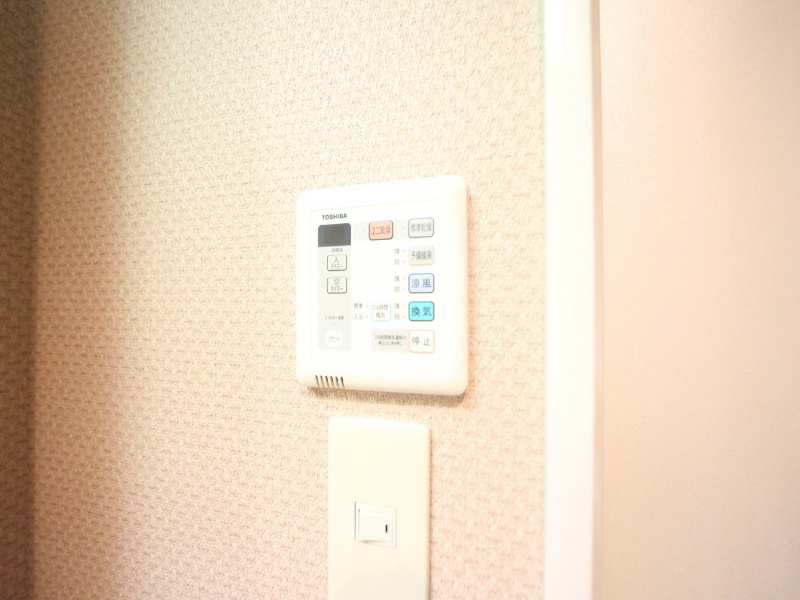 その他設備　浴室暖房乾燥機付き