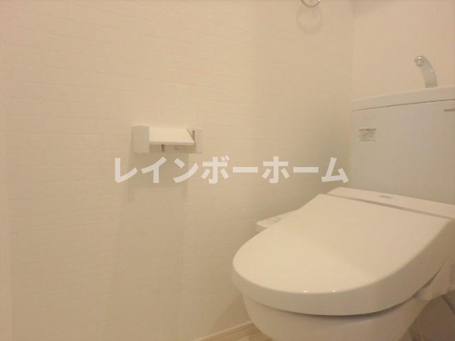 トイレ　落ち着いた色調のトイレです