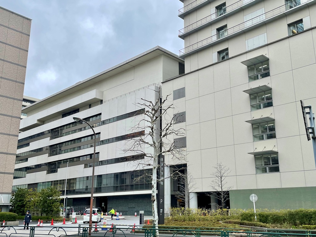 病院　東京慈恵会医科大学附属病院（病院）まで481m