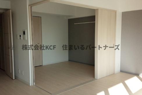 その他部屋・スペース　落ち着いた色調の寝室です