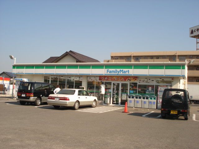 コンビニ　ファミリーマート（コンビニ）まで820m