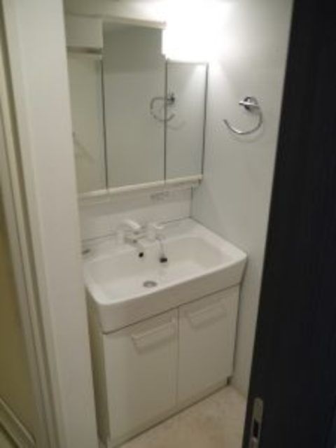 洗面設備　同物件別部屋のお写真になります。現況優先です。
