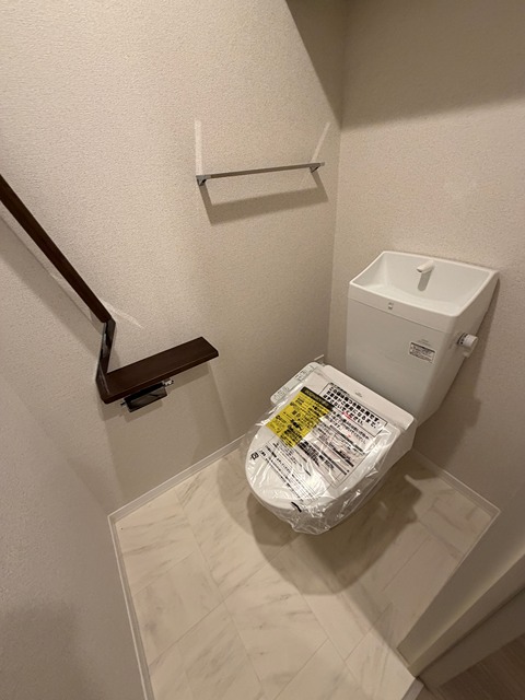 トイレ　同物件別号室の写真です。
