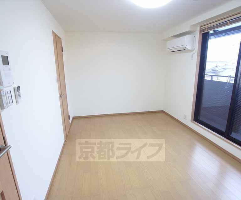 居室・リビング　横に広い洋室で、広く使っていただけます。
