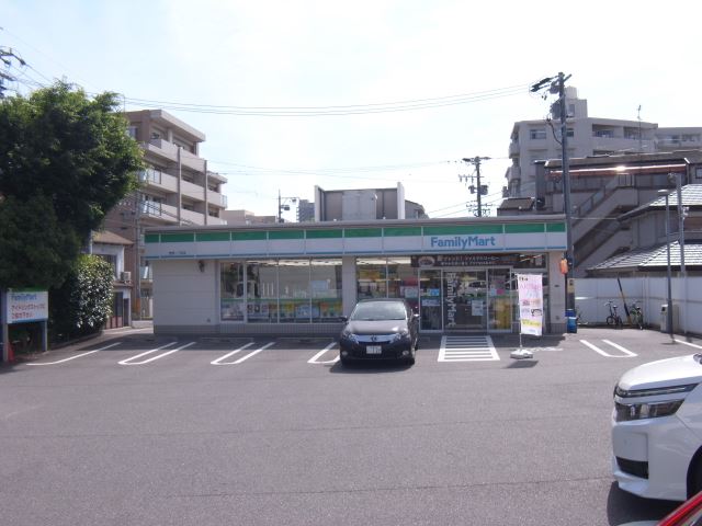 コンビニ　ファミリーマート（コンビニ）まで320m