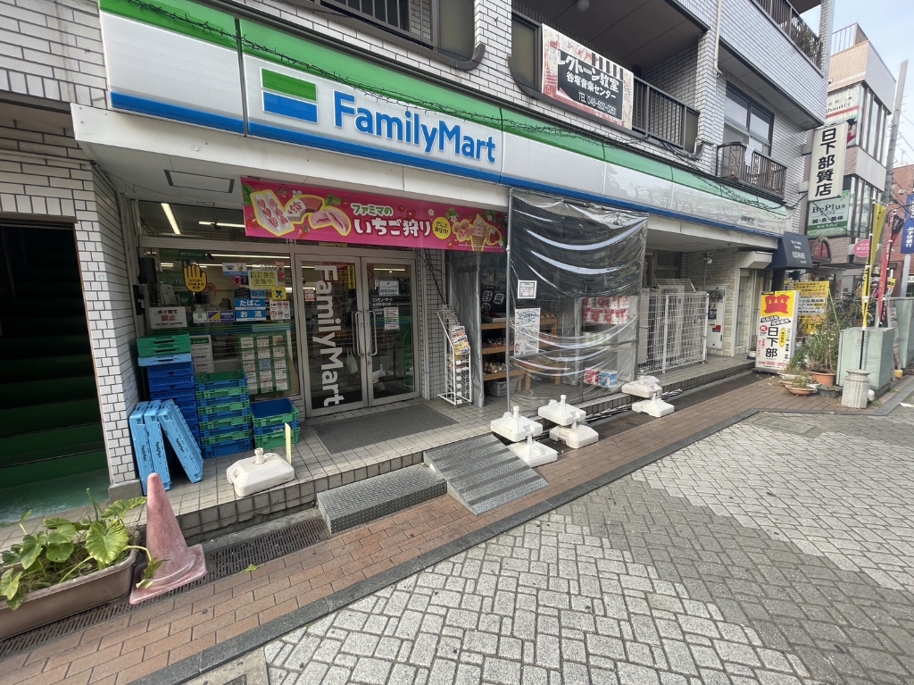 コンビニ　ファミリーマート 谷塚駅東口店（コンビニ）まで400m
