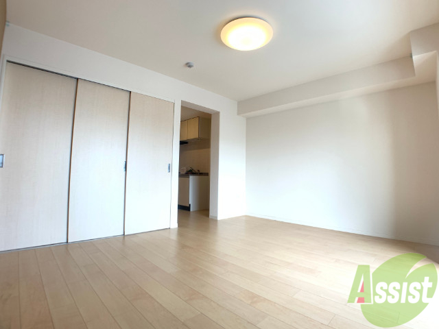 居室・リビング　壁と床の色のおかげで部屋に温かみを感じます。
