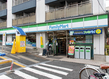 コンビニ　ファミリーマート 牛込柳町駅前店（コンビニ）まで839m