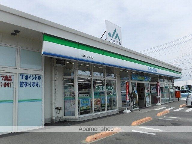 コンビニ　ファミリーマートＪＡあづみ烏川（コンビニ）まで800m