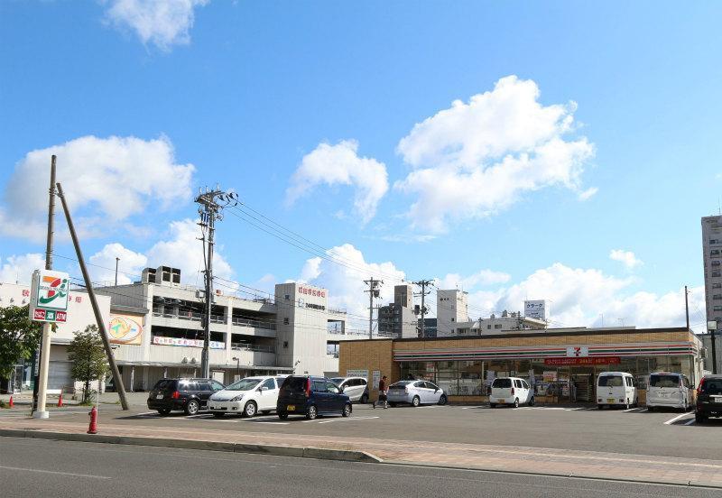 コンビニ　セブンイレブン秋田中通6丁目店（コンビニ）まで200m