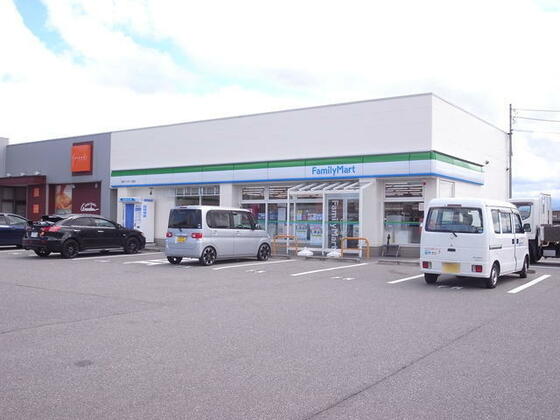 コンビニ　ファミリーマート富山八尾町店（コンビニ）まで532m