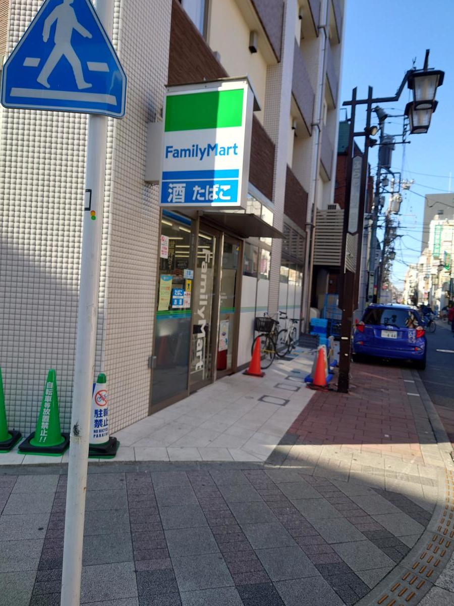 コンビニ　ファミリーマート大田梅屋敷駅前店（コンビニ）まで372m