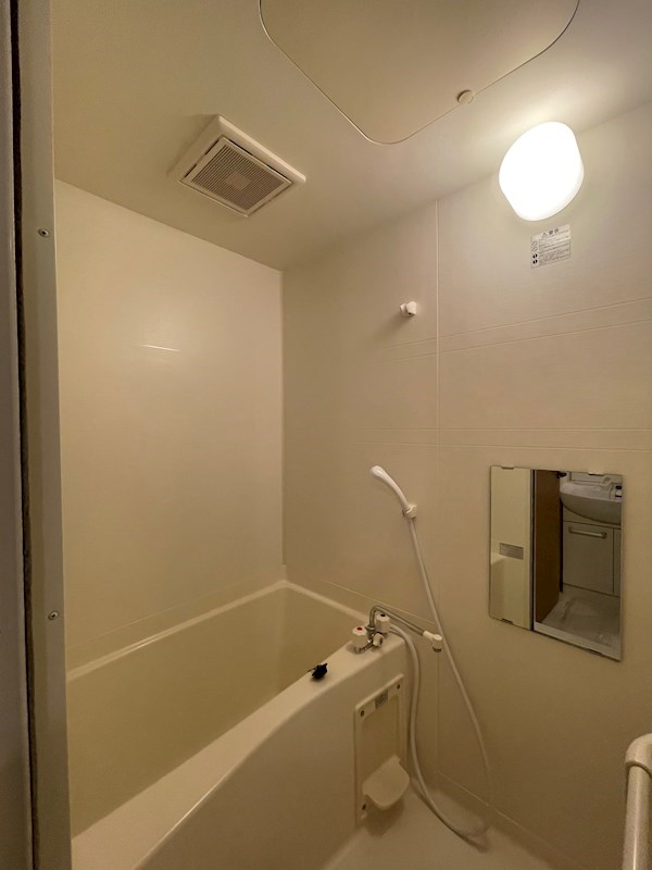 バス・シャワールーム　※同タイプの他のお部屋です