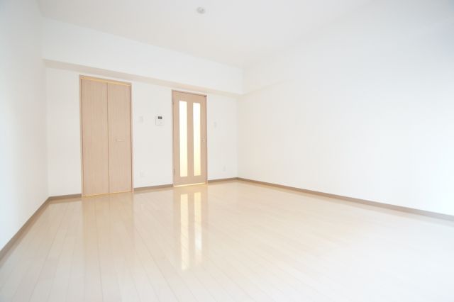その他部屋・スペース　「明るい色の床材を使用したお部屋です」