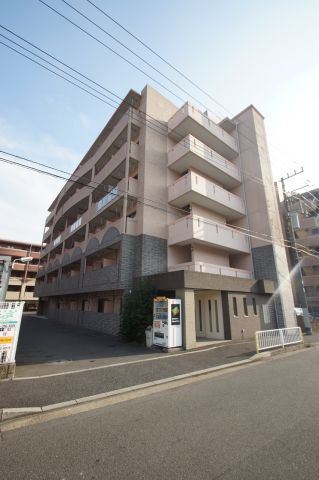建物外観　「横浜駅徒歩10分、徒歩圏内のマンションです」