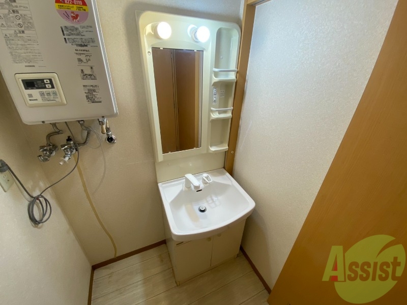 洗面設備　独立洗面台です。大きくてよいですね。シャンプーもできます！