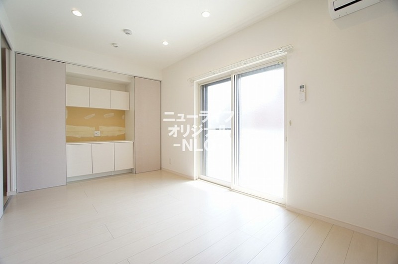 居室・リビング　白を基調とした明るいお部屋で、インテリアが映えます