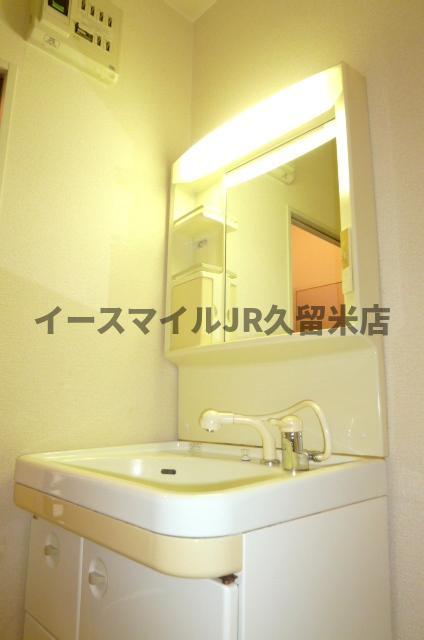 洗面設備　独立洗面化粧台が付いています