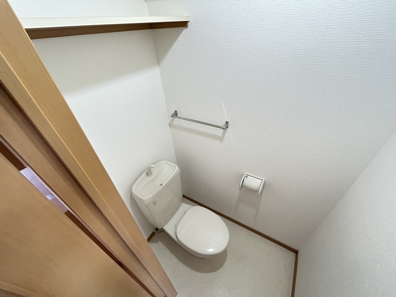 トイレ　落ち着いた色調のトイレです