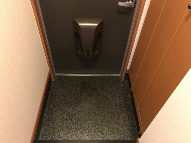 玄関　※写真は別号室です