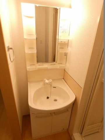 洗面設備　シャンプードレッサーの独立洗面台です。